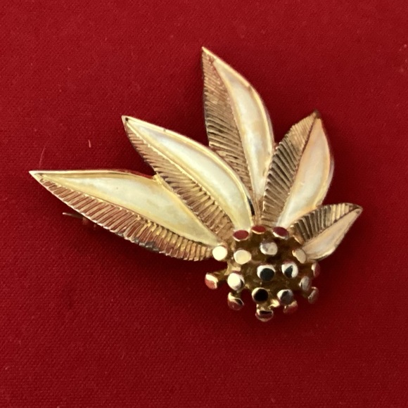 Gold tone and white enamel leaves and flower - Picture 2 of 4